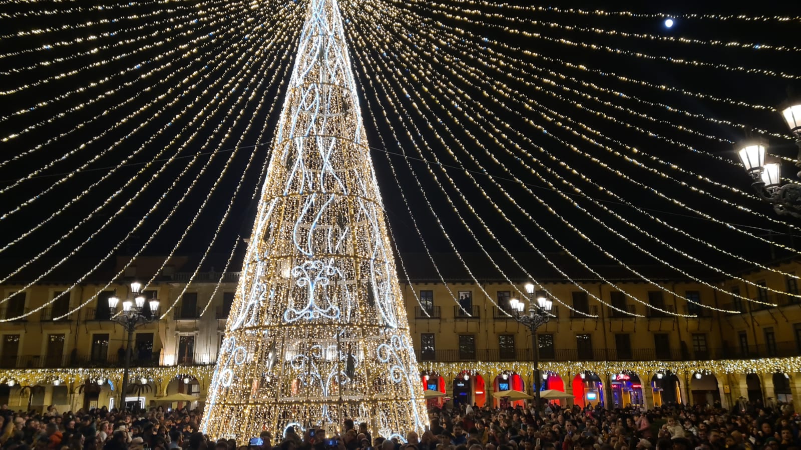 Inaugurado el alumbrado navideño de León