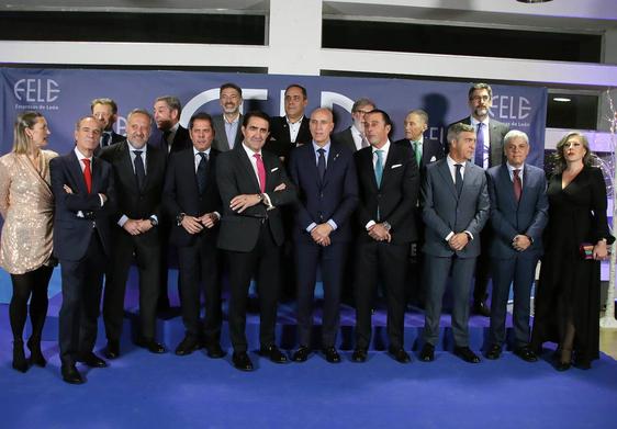 El consejero de Medio Ambiente, Juan Carlos Suárez Quiñones, el Presidente de las Cortes, Carlos Pollán, el alcalde José Antonio Díez, la senadora popular Asunción Mayo con el empresario del año, Luis Miguel Seco