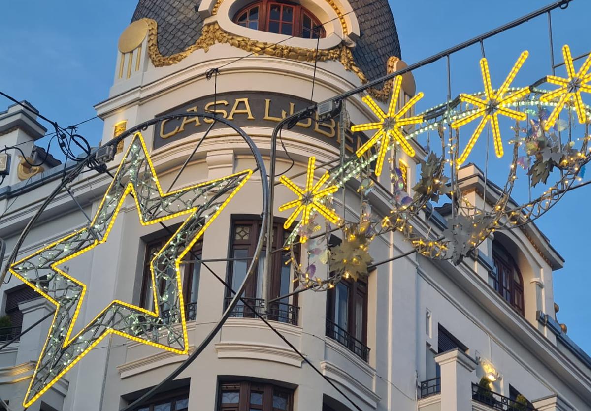 Las luces de Navidad ya están presentes en la ciudad a la espera del encendido oficial.