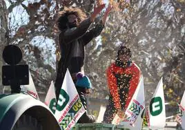 Tirada de maíz en la manifestación del campo en León.