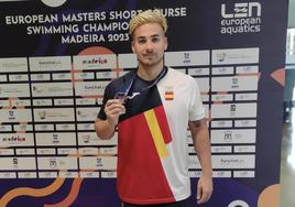 Diego Recio Reguero posa con la medalla en el Campeonato de Europa Máster.