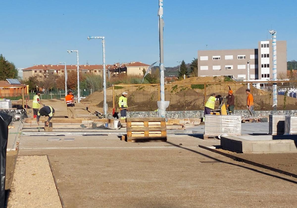 Imagen principal - El Parque de las Tierras Leonesas pone a punto los cultivos para estar listo este año