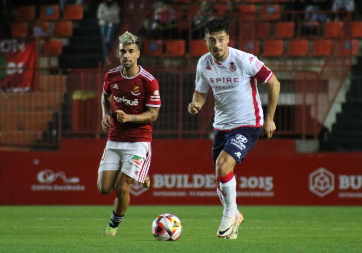 Instanánea de un balón dividido del Nástic 3-0 Cultural.