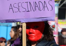 Una mujer sin rostro recuerda a las fallecidas este 2023.