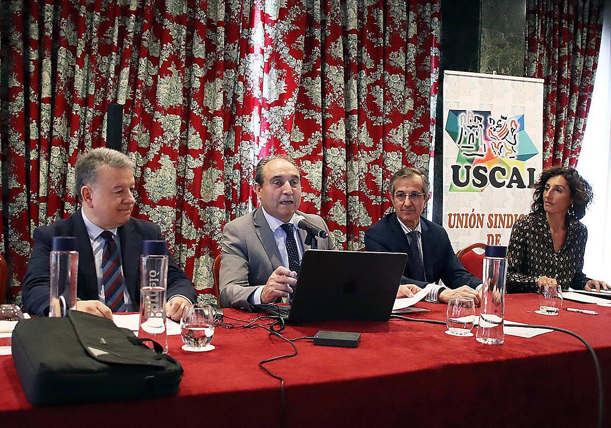 XXVIII Jornada de trabajo del sindicato de veterinarios de León, Sivele-Uscal, que clausura el director general de la Función Pública, Francisco J. Raedo Aparicio (I) con el presidente del sindicato, Manuel Martínez (CI).