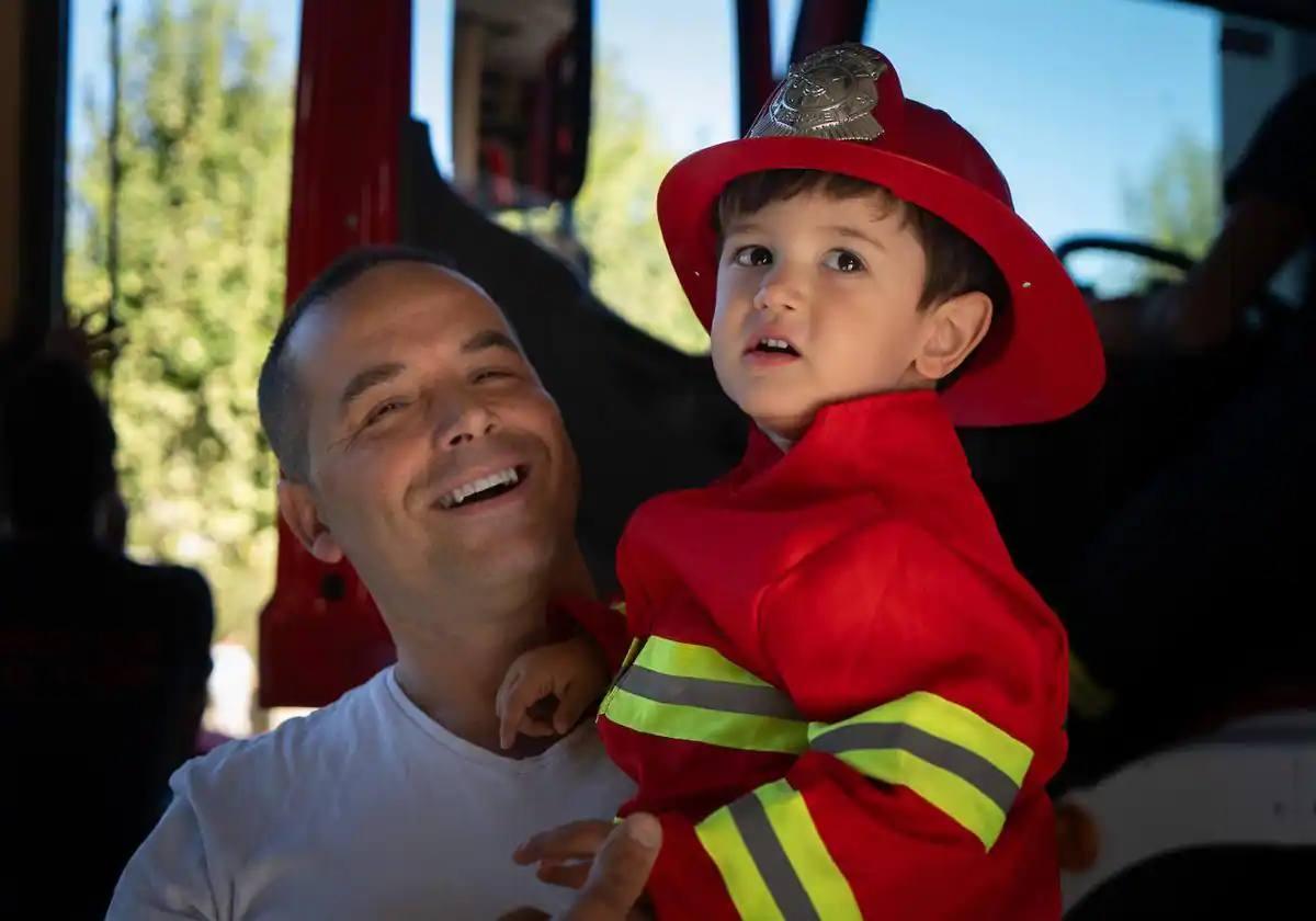 El joven Darío vestido de bombero.