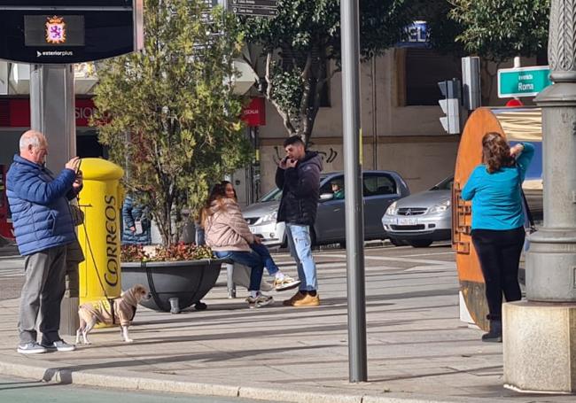 Un grupo de turistas se fotografían con la escultura.