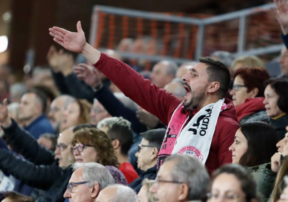 Un aficionado del Ademar se queja en un momento del partido entre Ademar y FC Barcelona.