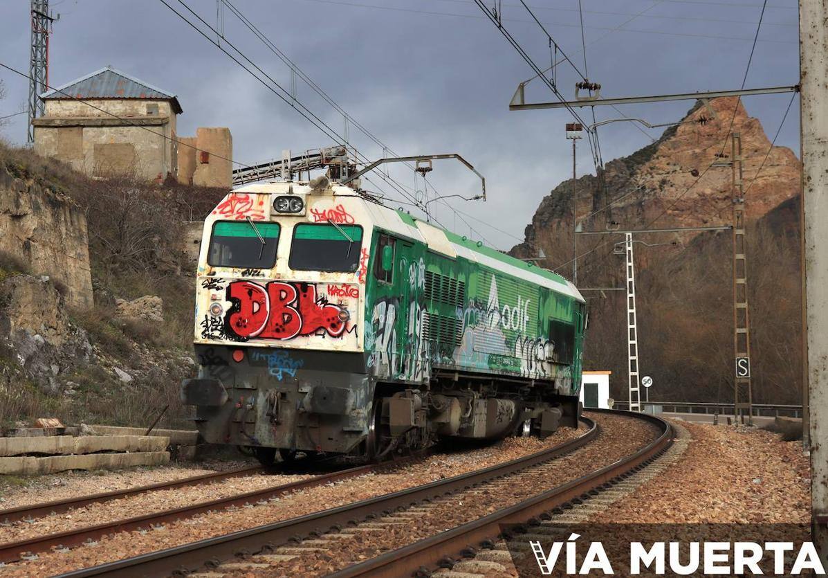 Imagen de la locomotora que ha descarrilado en Ciñera.