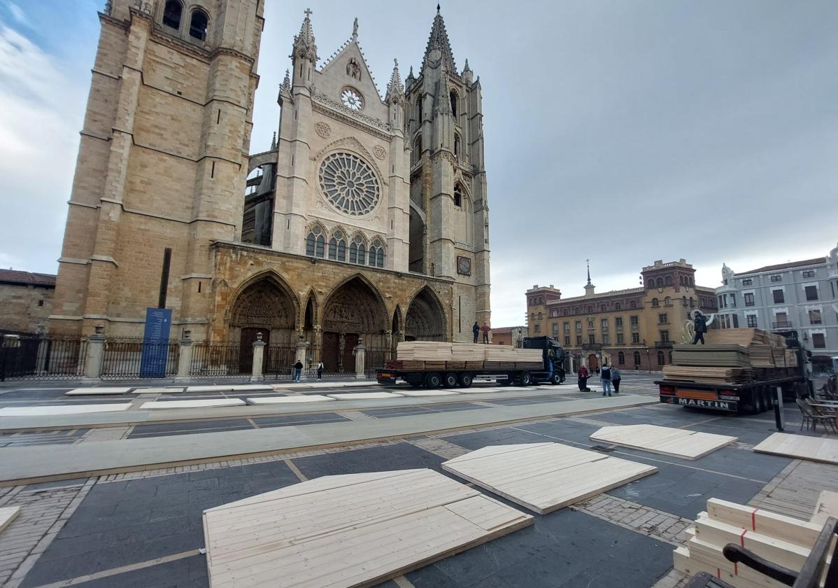 Arranca la instalación del mercadillo navideño en la capital leonesa.