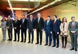 Foto de familia de la inauguración en la estación de tren de León