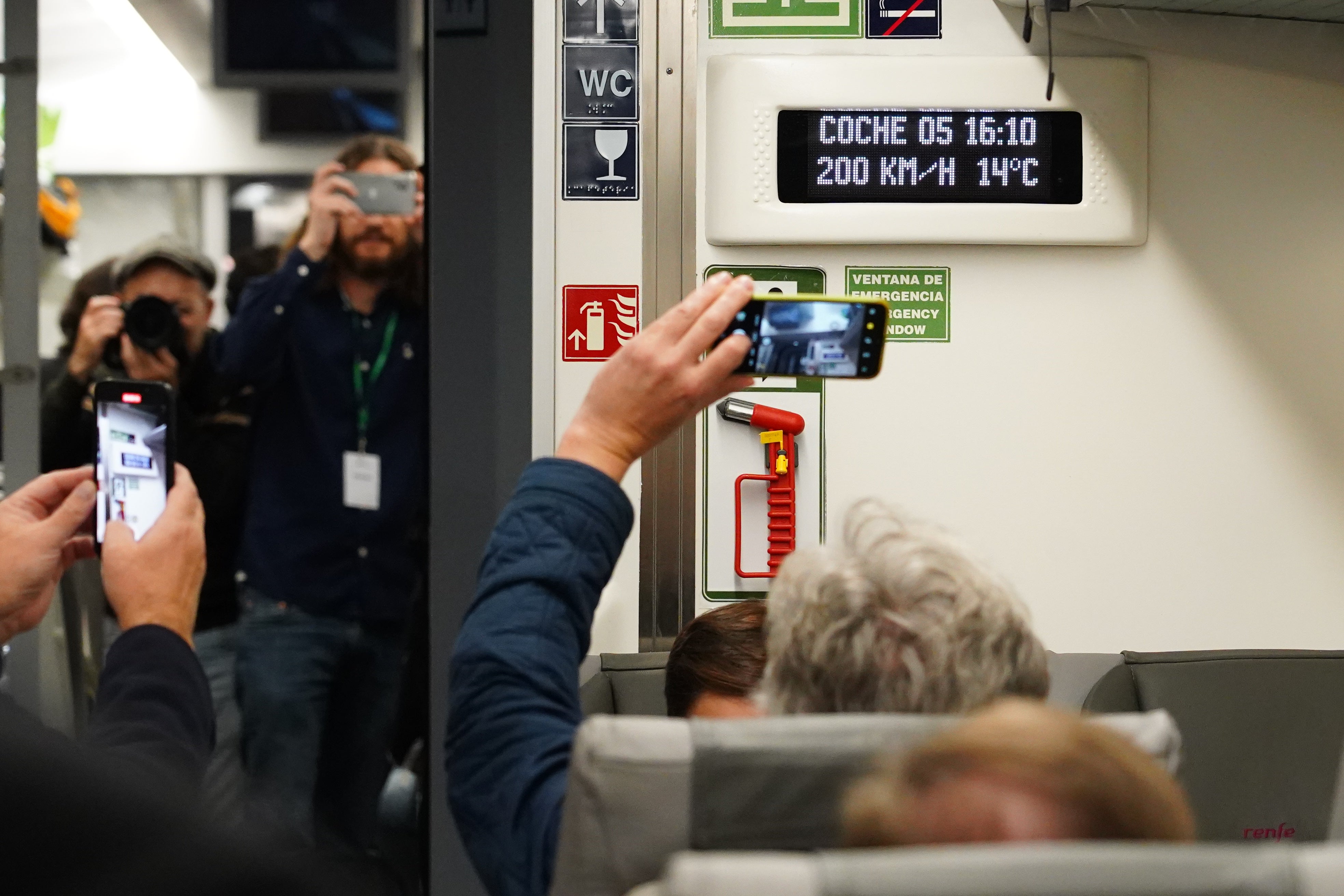 Velocímetro del tren que ha inaugurado la variante a 210 km/h.C