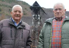 Florencio González e Ismael Martínez recorren las instalaciones del antiguo pozo Ibarra de Ciñera