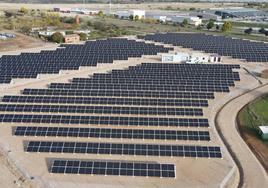 Imagen de las placas solares insataladas con el Aeropuerto de León al fondo.