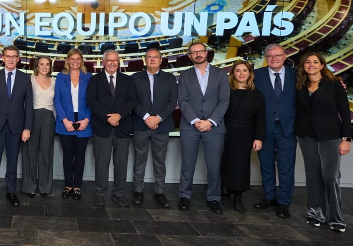 Silván, segundo por la derecha, en la foto de familia con las designaciones del grupo popular para el Senado.