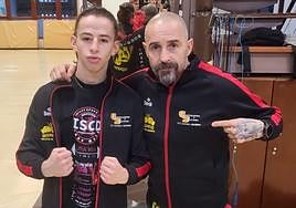 Héctor León, junto a su entrenador Héctor Moreira.