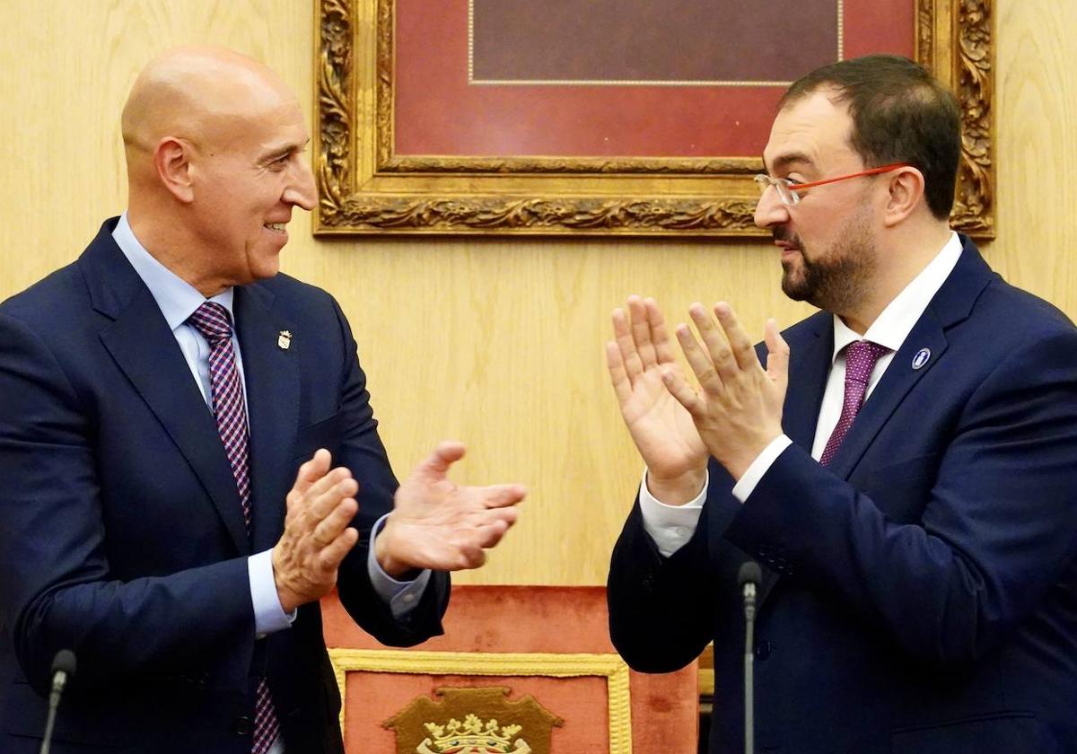 La corporación municipal presidida por el alcalde de León, José Antonio Diez, recibe al presidente del Principado de Asturias, Adrián Barbón, en el Ayuntamiento de León.