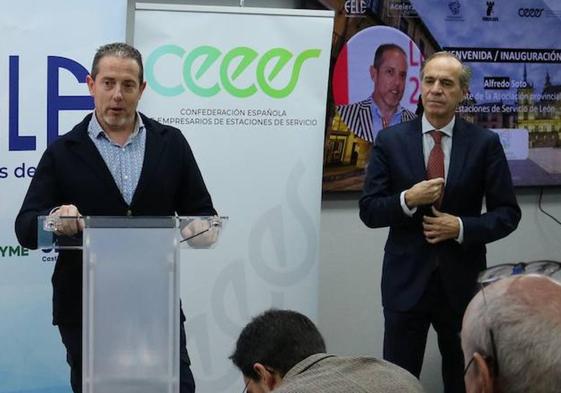 El presidente de la Asociación Provincial de Estaciones de Servicio, Alfredo Soto y el presidente de FELE, Juan María Vallejo, durante la inauguración