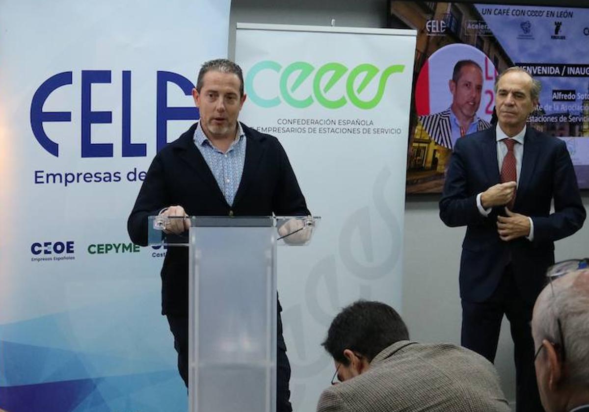 El presidente de la Asociación Provincial de Estaciones de Servicio, Alfredo Soto y el presidente de FELE, Juan María Vallejo, durante la inauguración