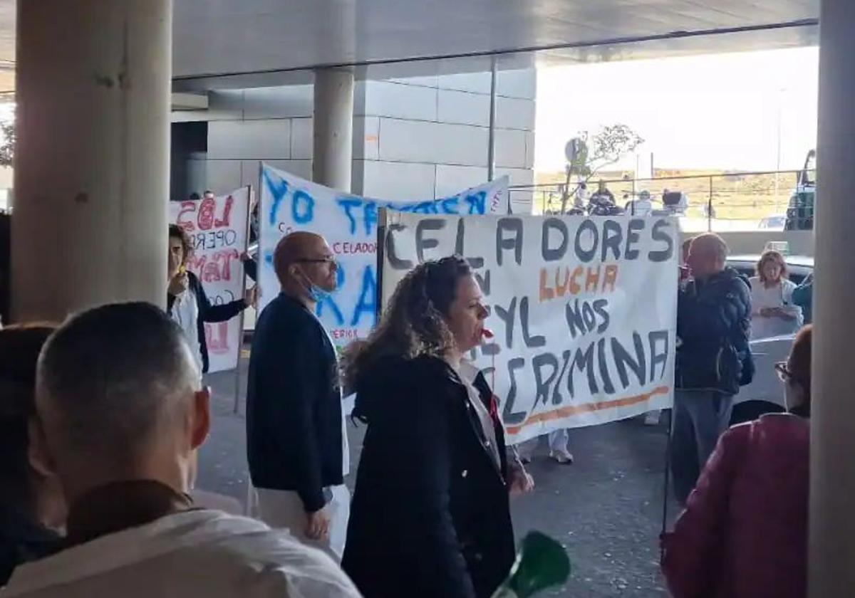 Concentración de personal de Sacyl en el Hospital de León.