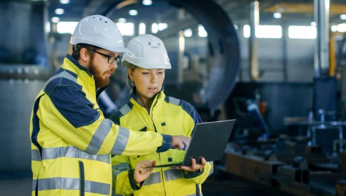 Ingenieros industriales trabajando sobre un proyecto.