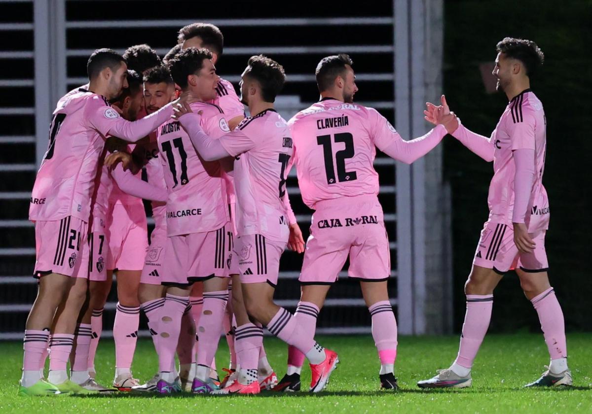 Los jugadores de la Deportiva celebran uno de sus goles.