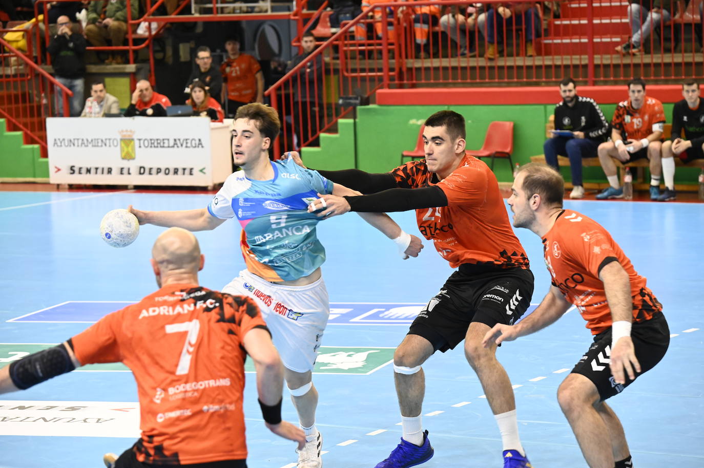 El Abanca Ademar pierde en Torrelavega