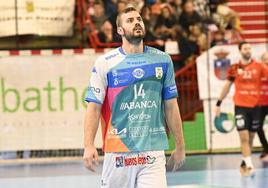 Milosavljevic, durante el partido en Torrelavega.