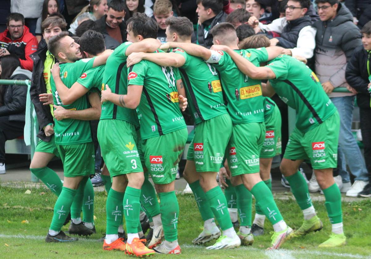 Los jugadores del Atlético Astorga celebran el gol con el que eliminaron al Andorra.