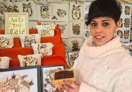 La bañezana Jenifer Moreno realiza dibujos para láminas y otros objetos utilizando café molido.
