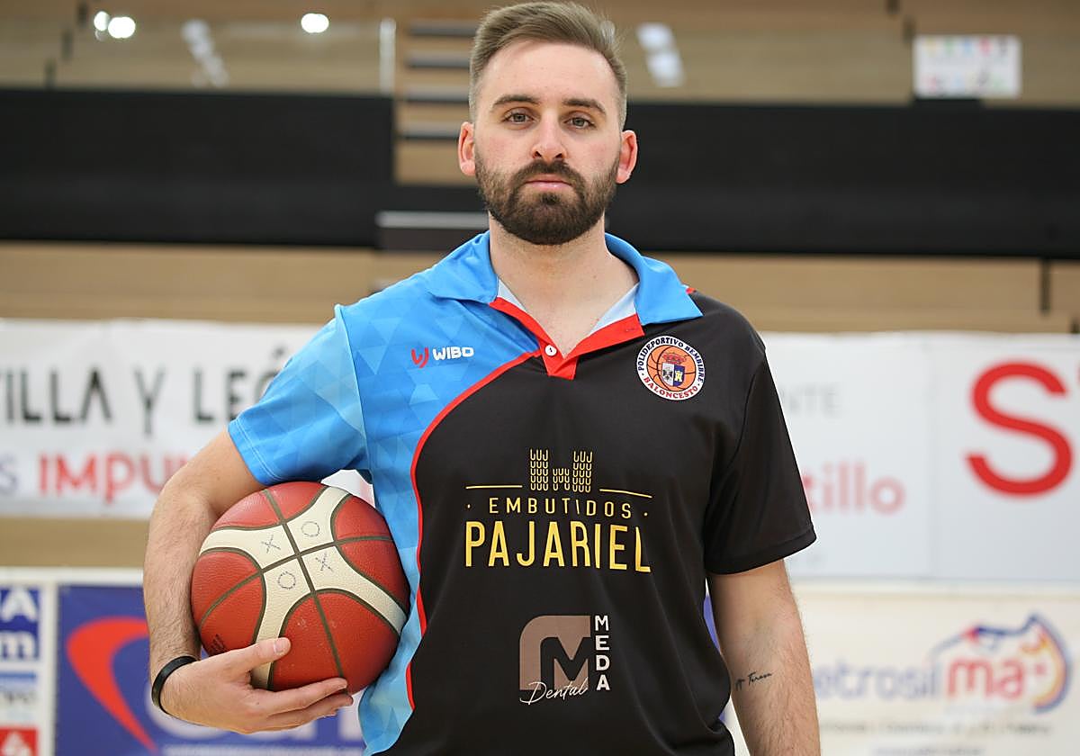Arnau Ferreres posa ya con la camiseta del Embutidos Pajariel.