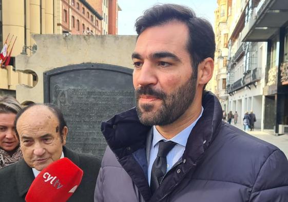 David Fernández, portavoz del PP Municipal, en una atención a los medios en Ordoño II.