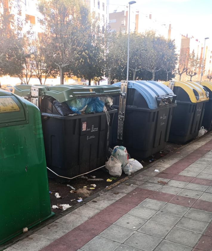 Imagen secundaria 2 - Los vecinos de la calle Colada denuncian la «insalubridad» para 210 viviendas