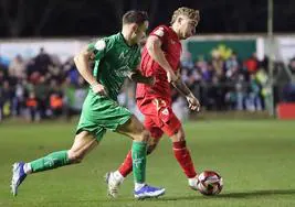 Albertín disputa un balón con el lateral sevillista Darío Benavides.