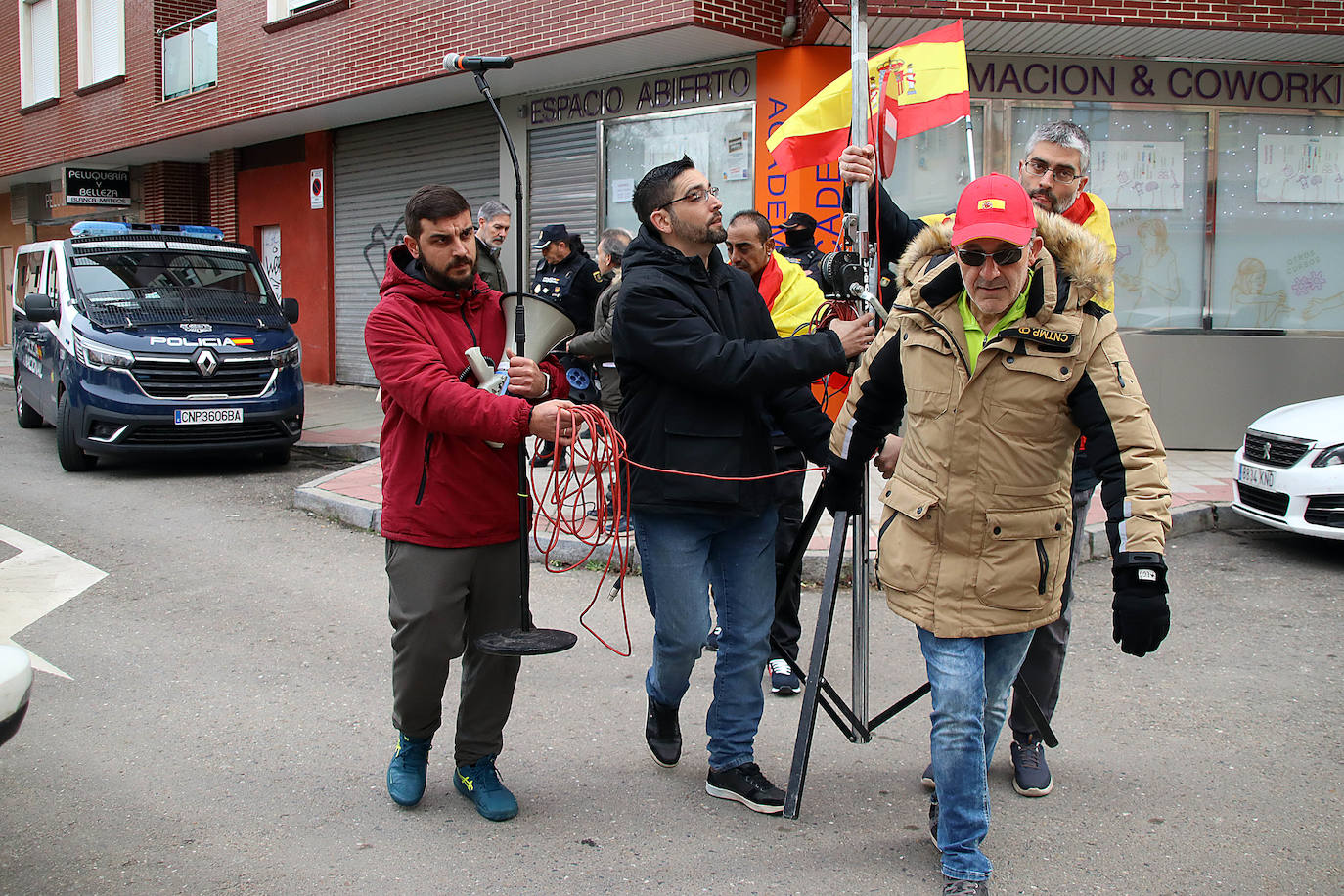 La Fundación para la Defensa de la Nación Española lee un manifiesto frente a la sede del PSOE