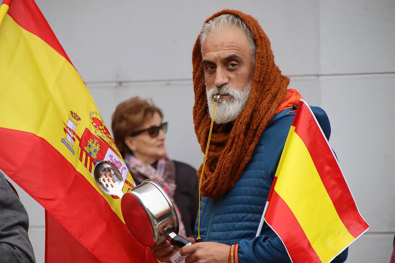 La Fundación para la Defensa de la Nación Española lee un manifiesto frente a la sede del PSOE