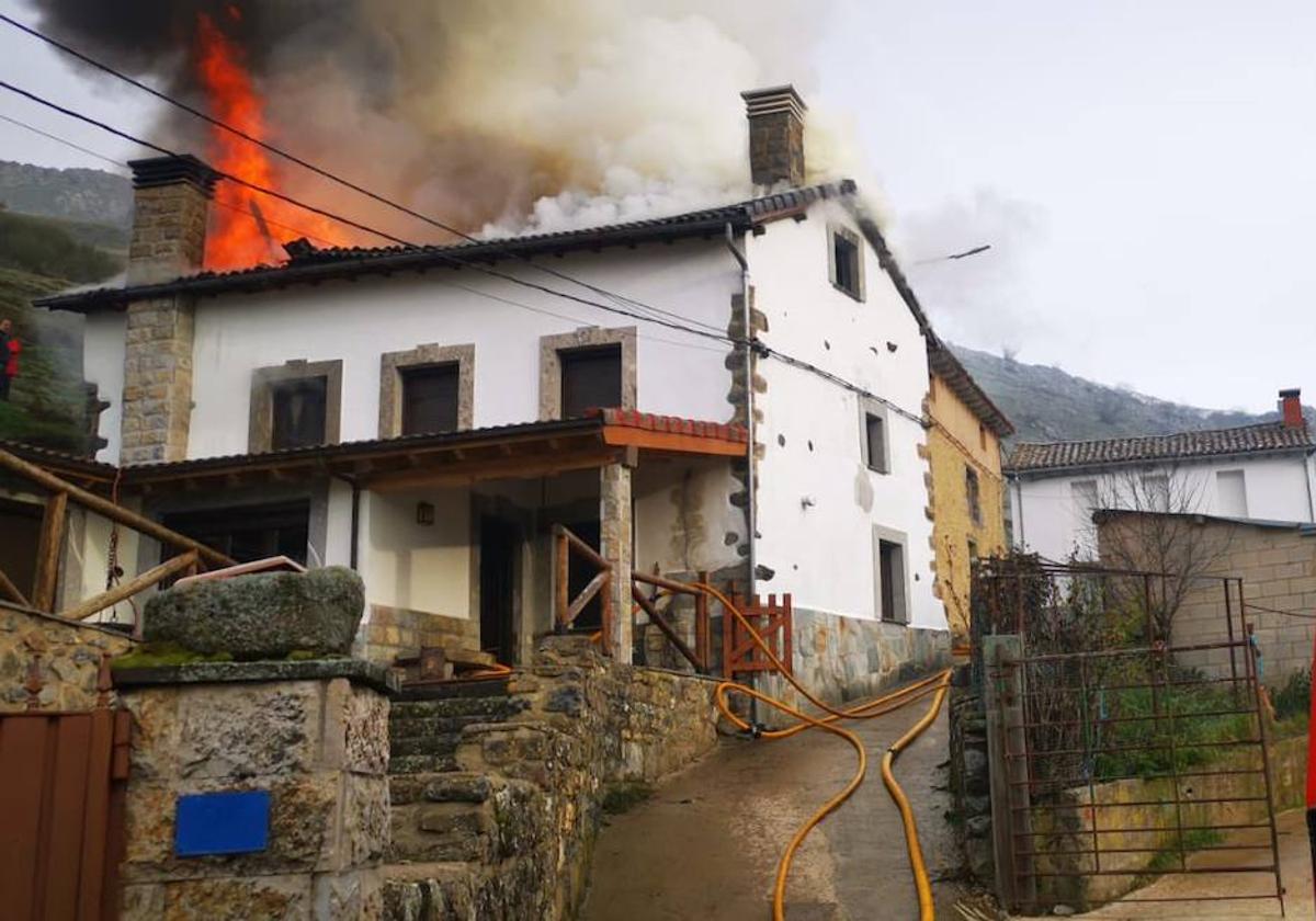 Incendio en una vivienda de Pendilla de Arbas.