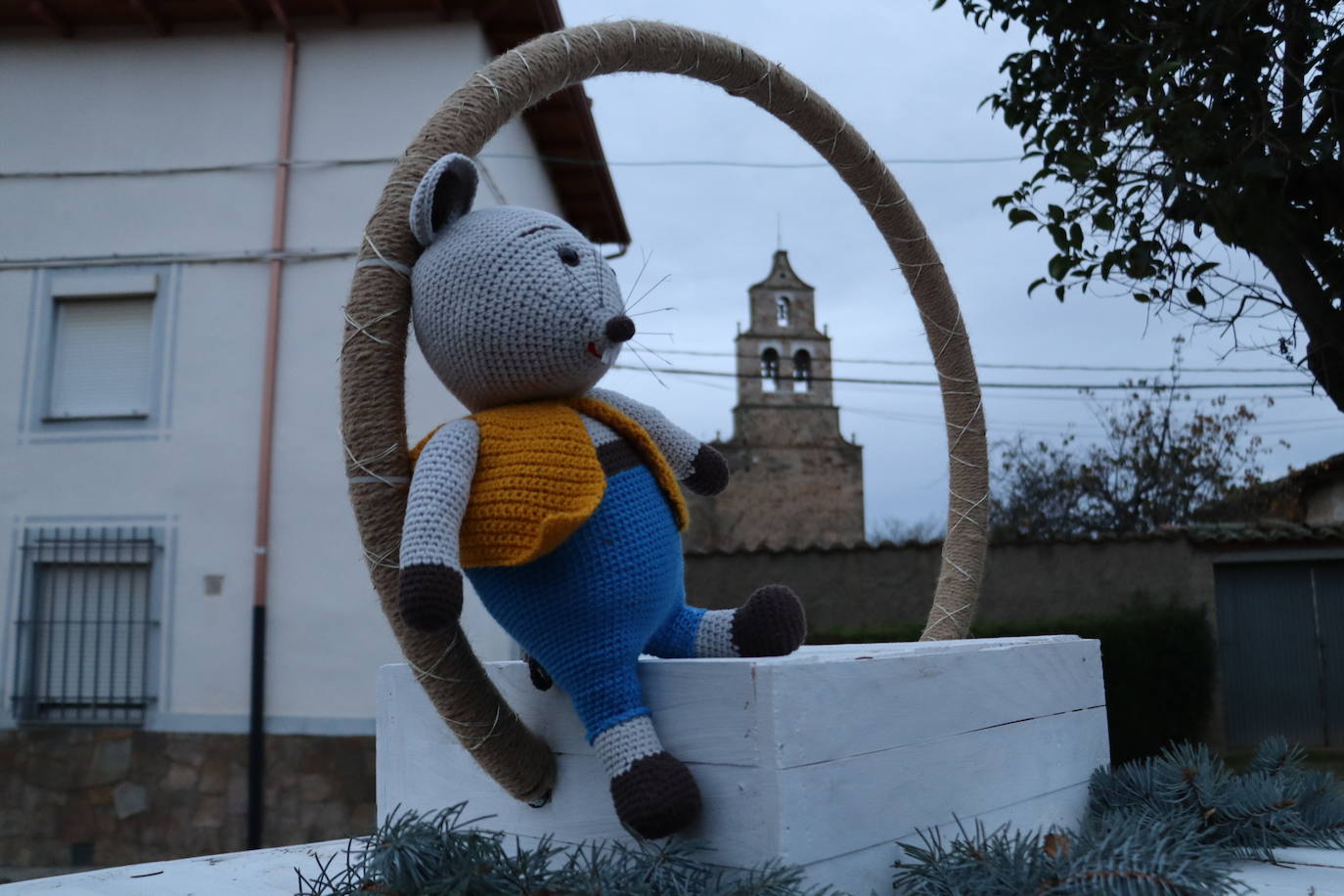 Muñecos de ganchillo que representan a ratones en una de las céntricas plazas del pueblo.