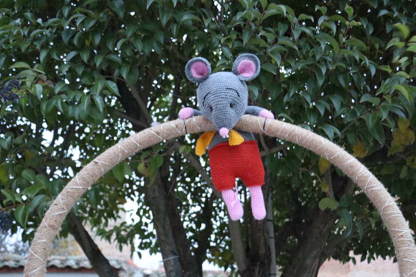 Muñecos de ganchillo que representan a ratones en una de las céntricas plazas del pueblo.