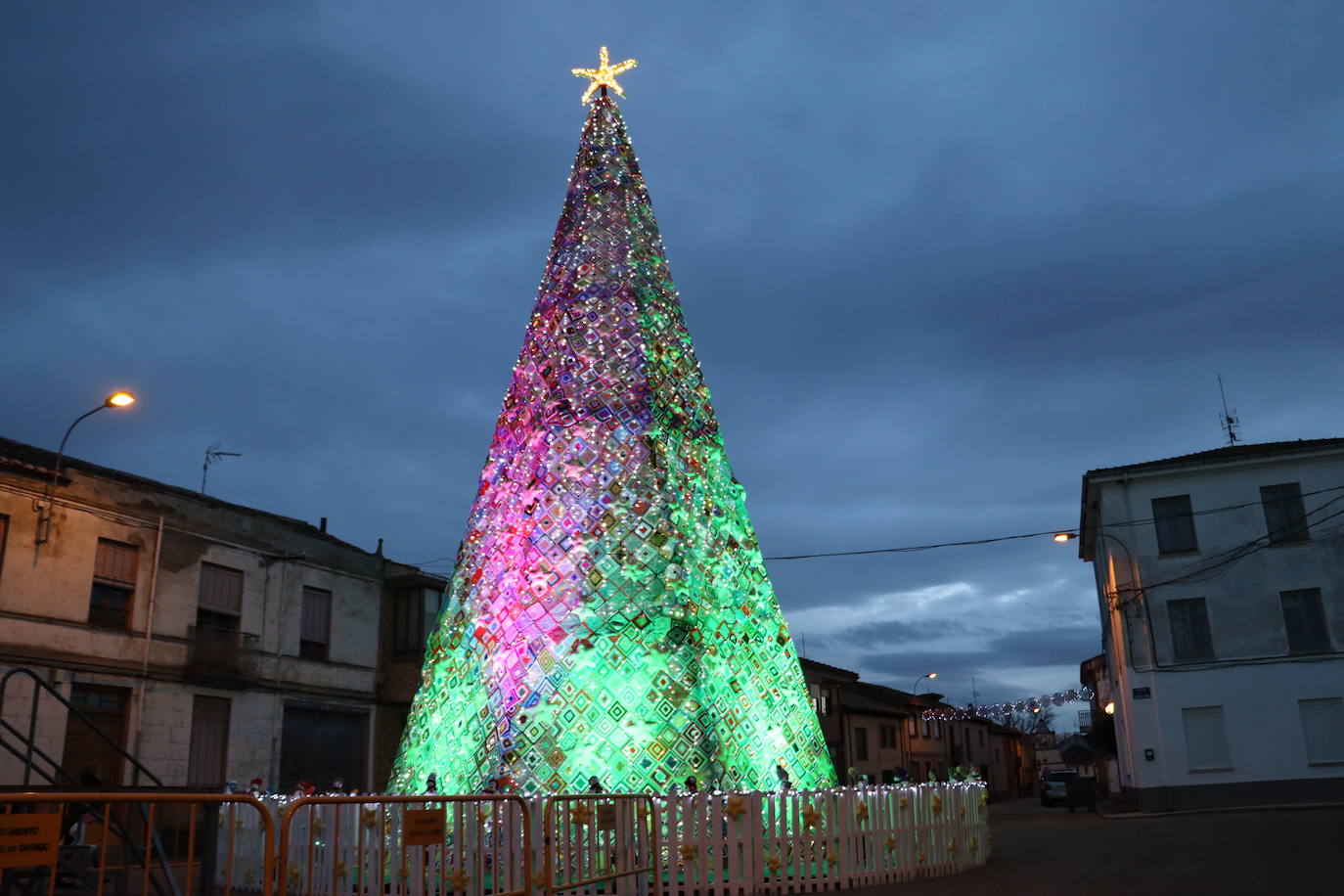 Árbol de navidad tejido a ganchillo en Villoria de Órbigo.