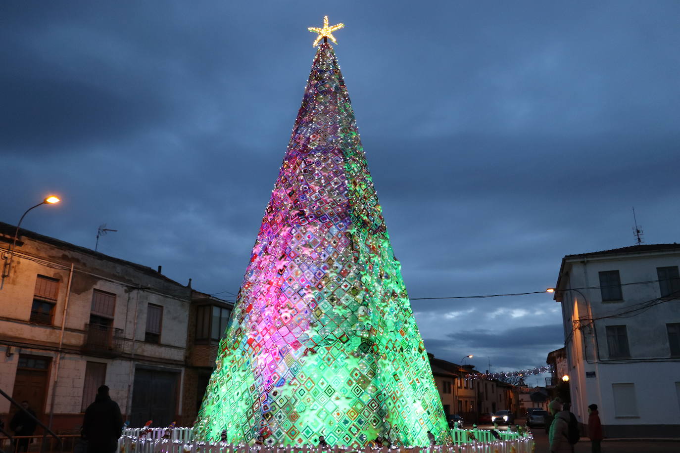 Árbol de navidad tejido a ganchillo en Villoria de Órbigo.