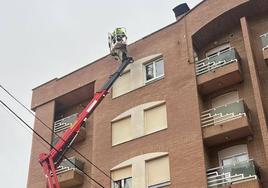 Los bomberos acúan en la cornisa de un edificio en Valencia de Don Juan.