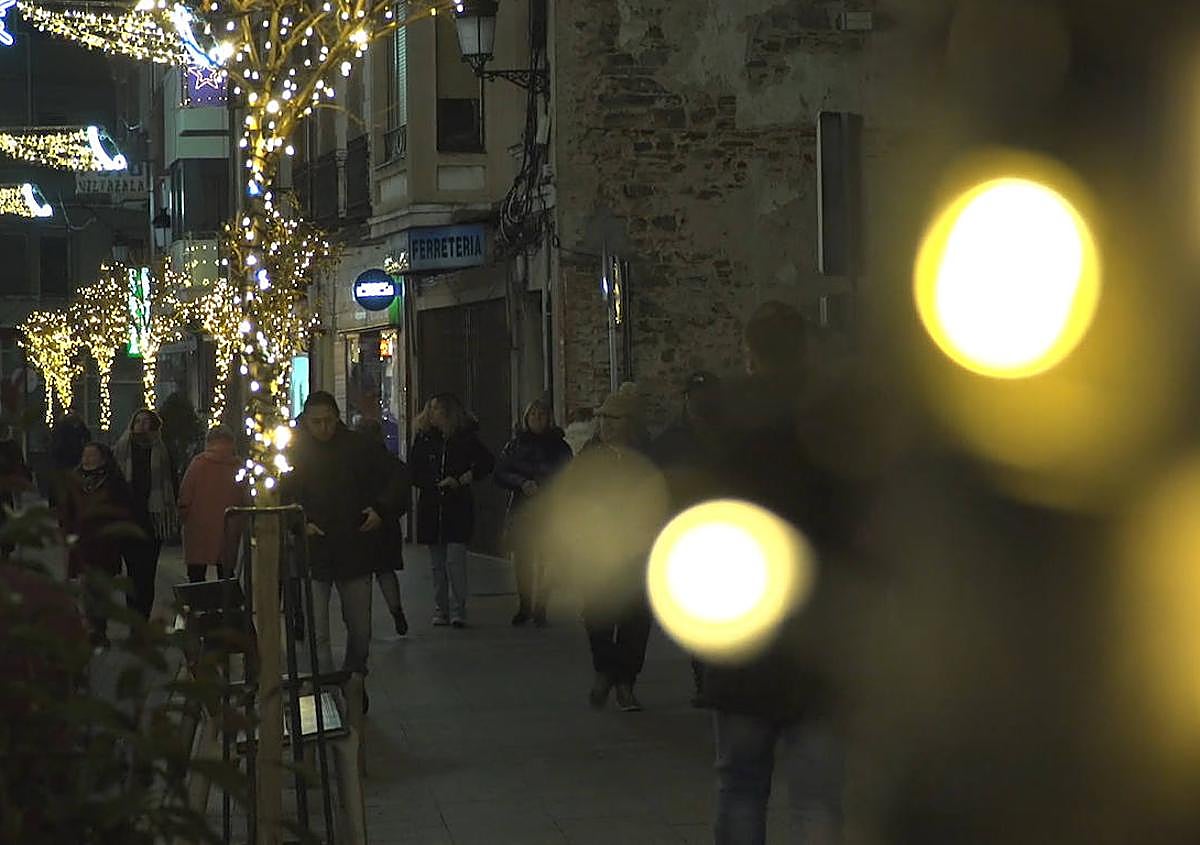 Imagen secundaria 1 - Encendido de luces navideñas en La Bañeza 
