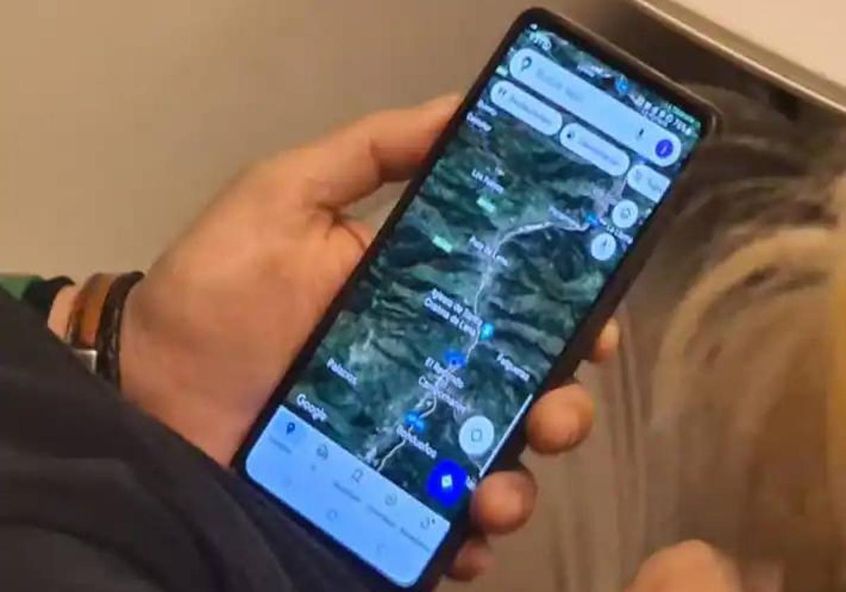 Un pasajero consulta en su móvil el recorrido del tren mientras atraviesa la variante.