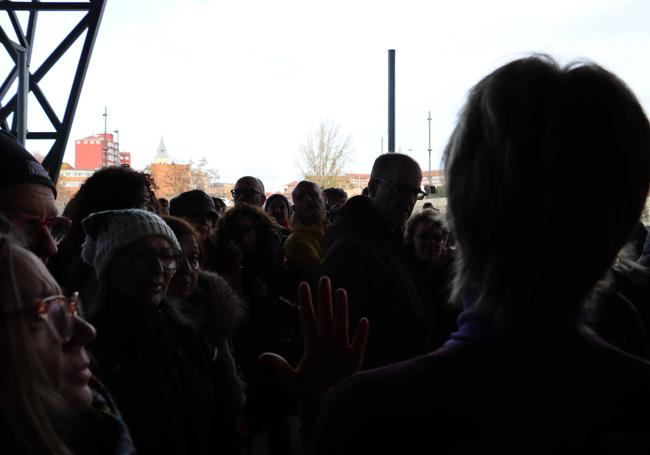 La organizadora del defsfile, a las puertas del Palacio de Congresos dando explicaciones.