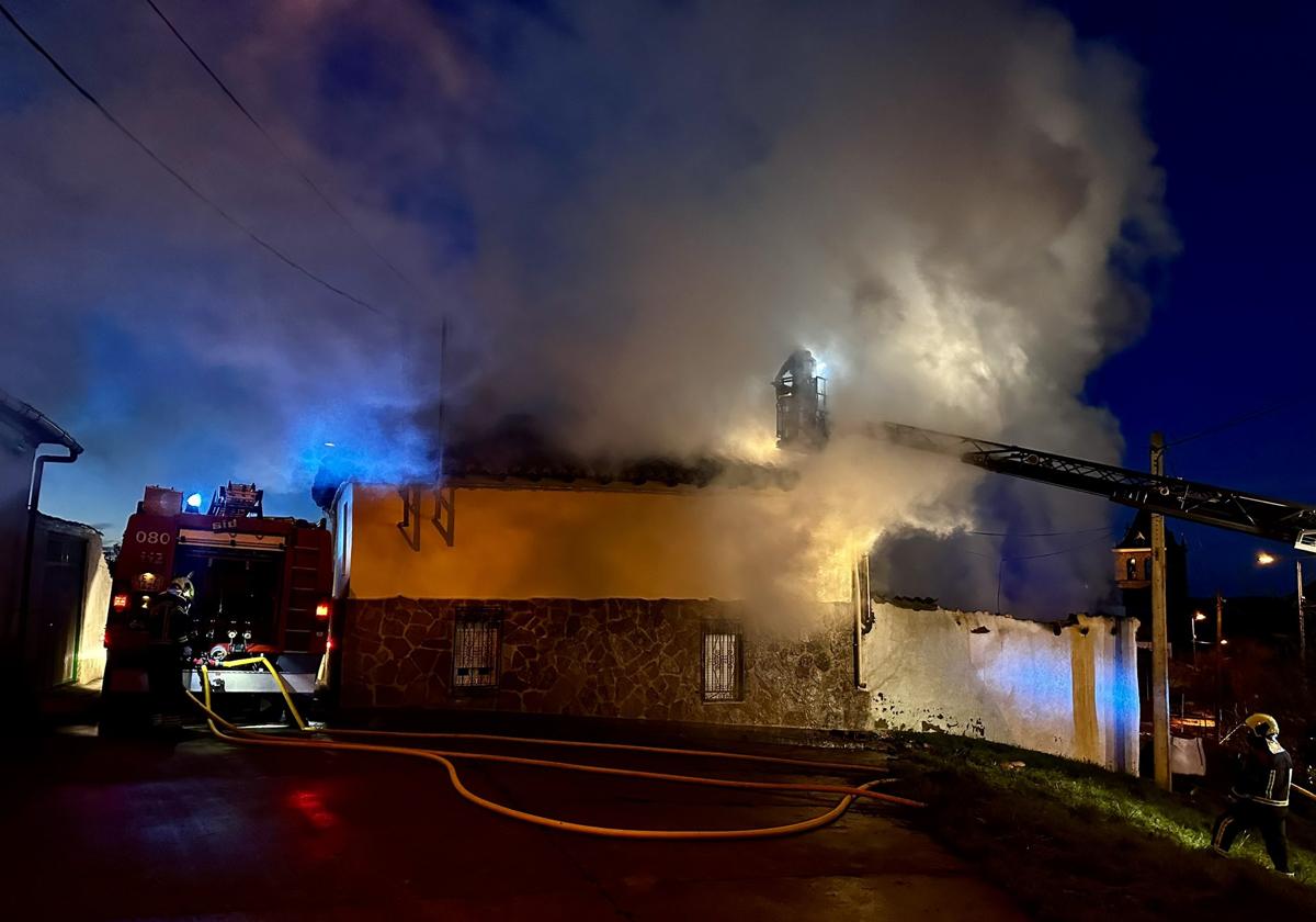 Imagen de la vivienda incendiada esta madrugada.