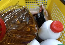 El aceite, uno de los productos que más se ha encarecido en el último año, en una cesta de compra.