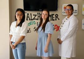 Camila Wu, Samantha Sestak e Inés Marie François realizan voluntariado en Alzheimer León.