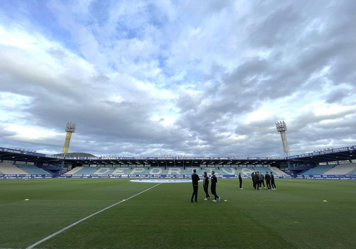 Imagen del calentamiento de la Deportiva en El Toralín.