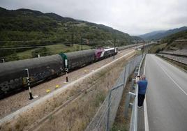 Imagen de archivo de un tren mercancías atravesando la variante de Pajares.